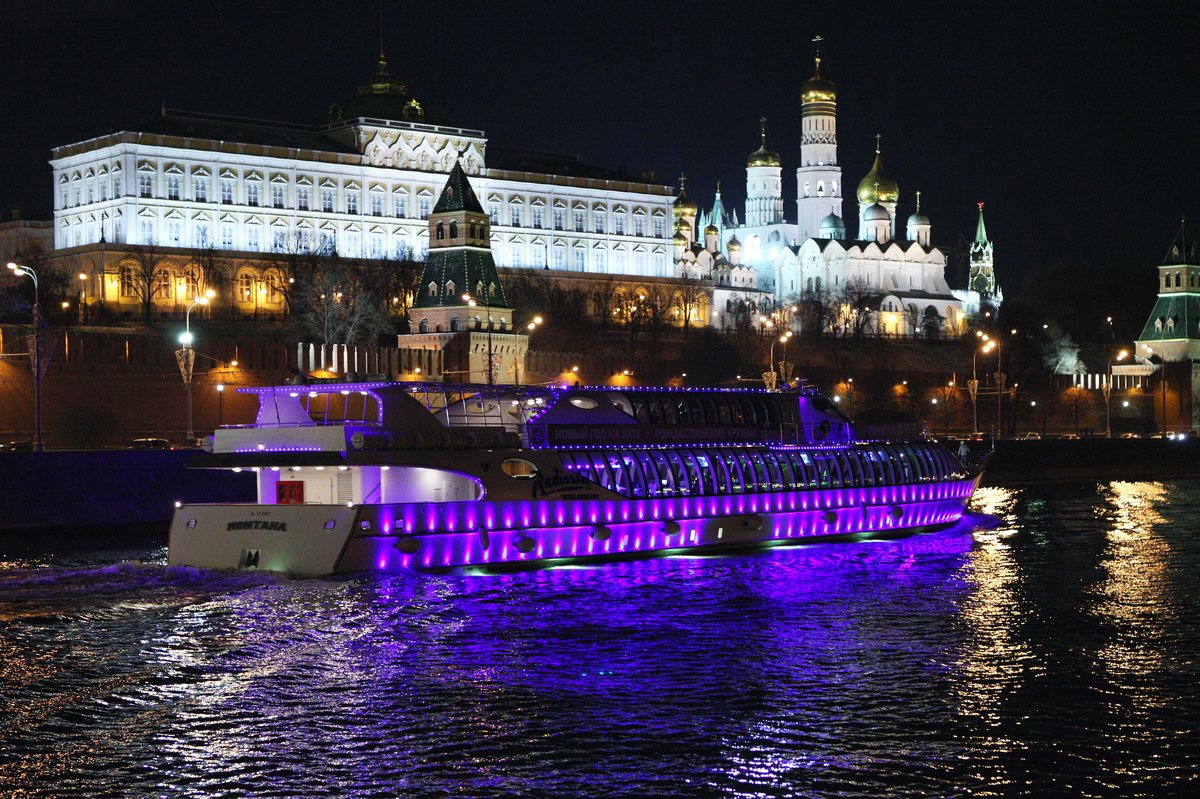 Ночные прогулки по реке Москва