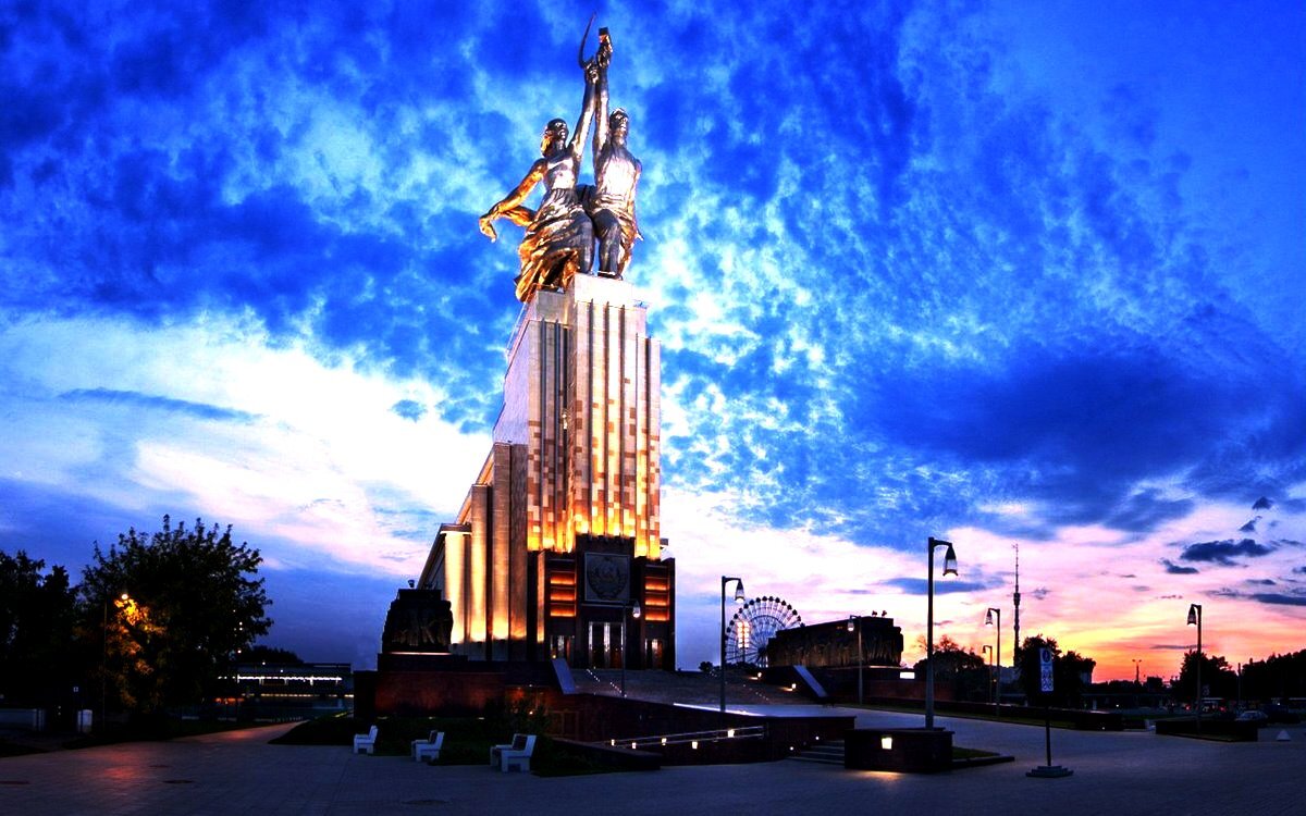 Памятник «Рабочий и колхозница» — символ советской эпохи